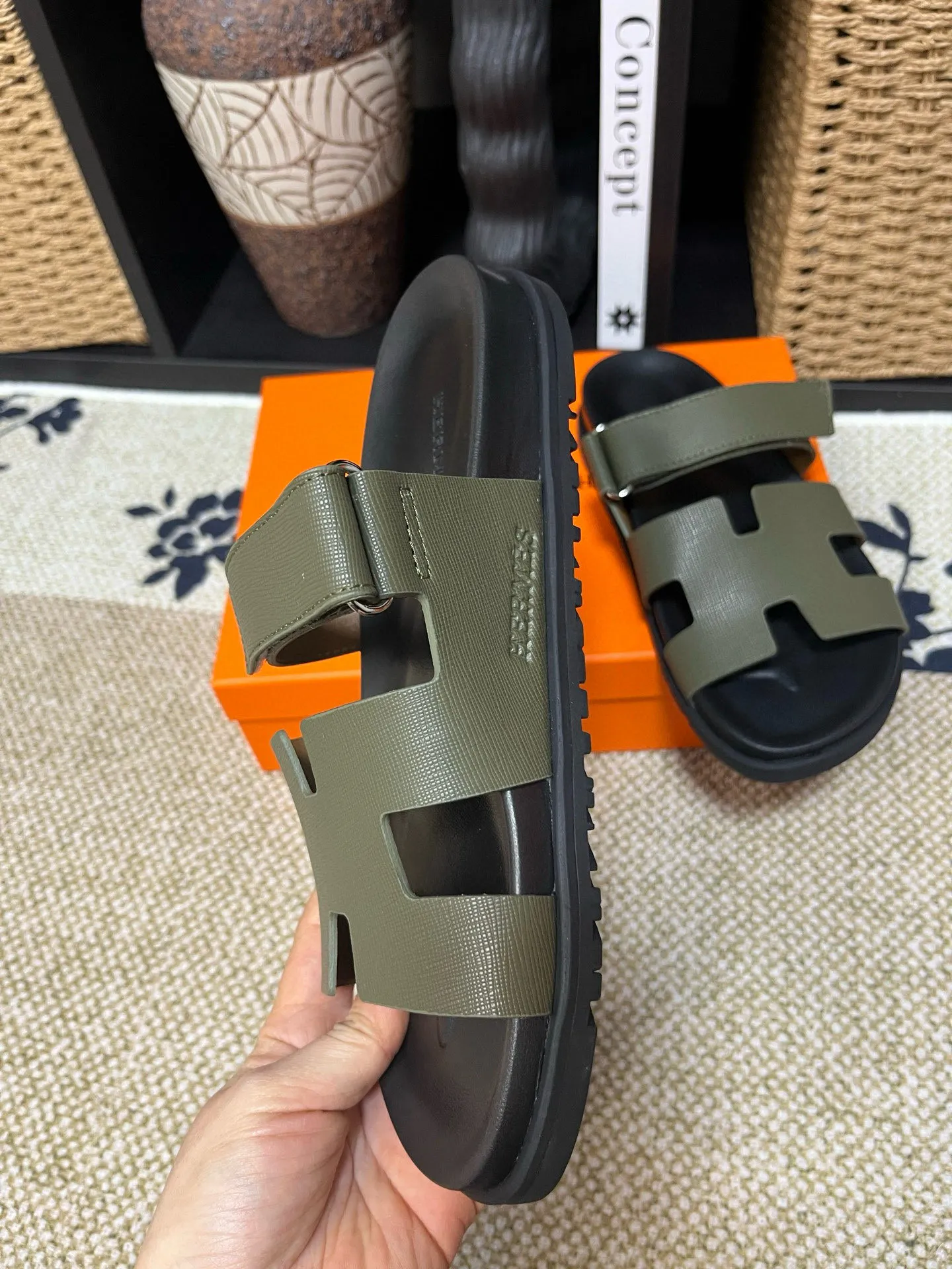 P300 Long-term stock Hermes men’s Kazimir slippers for couples - top quality woven calfskin functional sandals with intertwined uppers inspired by the “H” iconic pattern to create a casual look, perfect for summer. Imported cowhide + cowhide lining + TUP outsole Size: 35-46